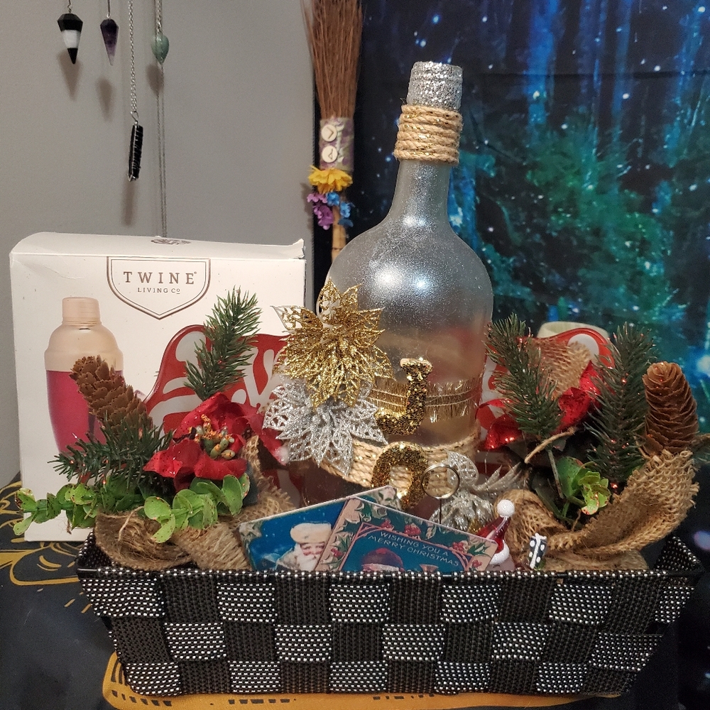 BNWT Holiday Basket